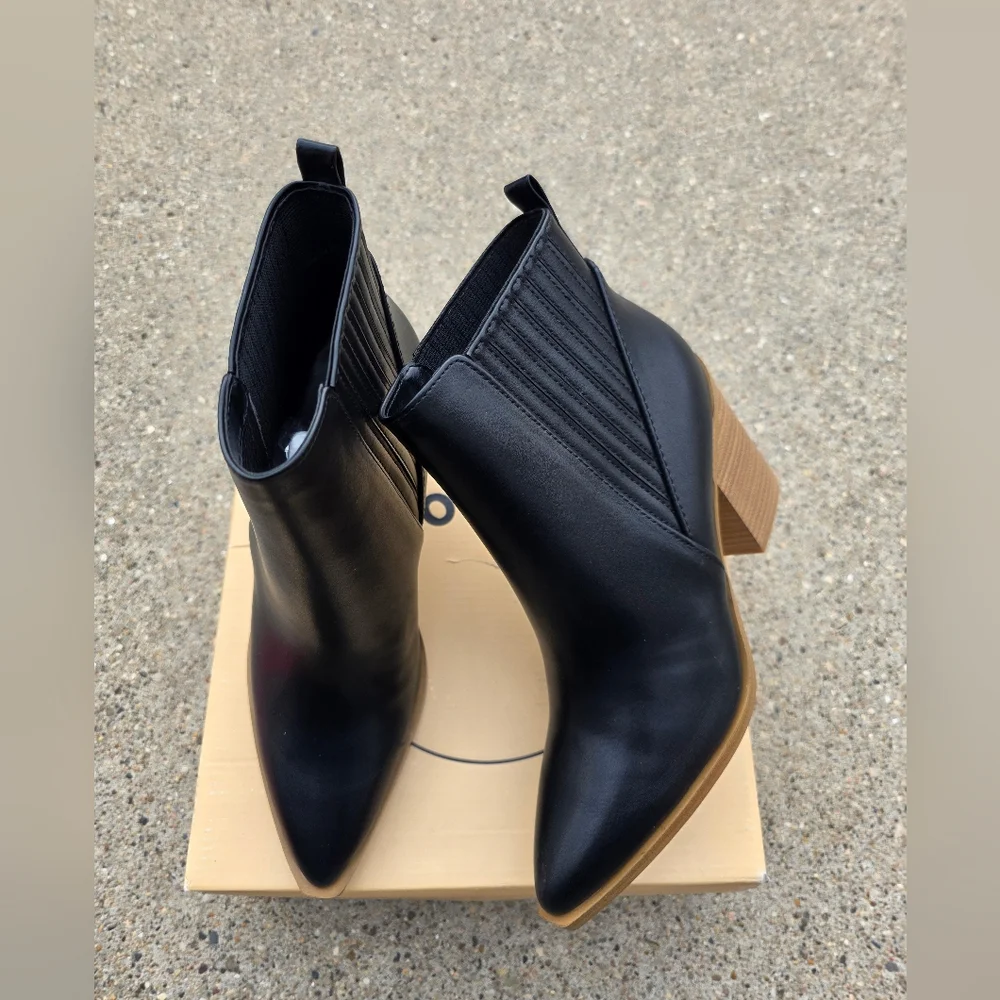 Soda Classic Black Ankle Boot with Stacked Heel - Women Size 7.5